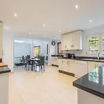 Casa La Concha - Luxury 6 Bedroom In Marbella, Beautiful Mountain View, Heated Swimming Pool, 15min Walk To Puerto Banus Beaches, Sleeps Up To 12 マルベーリャ