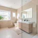 Casa La Concha - Luxury 6 Bedroom In Marbella, Beautiful Mountain View, Heated Swimming Pool, 15min Walk To Puerto Banus Beaches, Sleeps Up To 12 * マルベーリャ