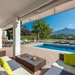 Casa La Concha - Luxury 6 Bedroom In Marbella, Beautiful Mountain View, Heated Swimming Pool, 15min Walk To Puerto Banus Beaches, Sleeps Up To 12 マルベーリャ