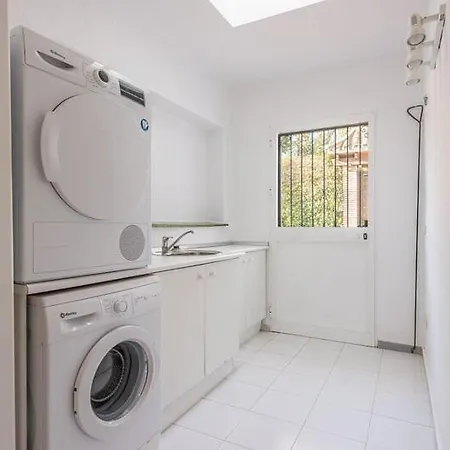 Casa La Concha - Luxury 6 Bedroom In Marbella, Beautiful Mountain View, Heated Swimming Pool, 15min Walk To Puerto Banus Beaches, Sleeps Up To 12 Villa