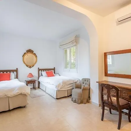 Casa La Concha - Luxury 6 Bedroom In Marbella, Beautiful Mountain View, Heated Swimming Pool, 15min Walk To Puerto Banus Beaches, Sleeps Up To 12 Villa Marbella