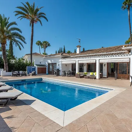 Casa La Concha - Luxury 6 Bedroom In Marbella, Beautiful Mountain View, Heated Swimming Pool, 15min Walk To Puerto Banus Beaches, Sleeps Up To 12