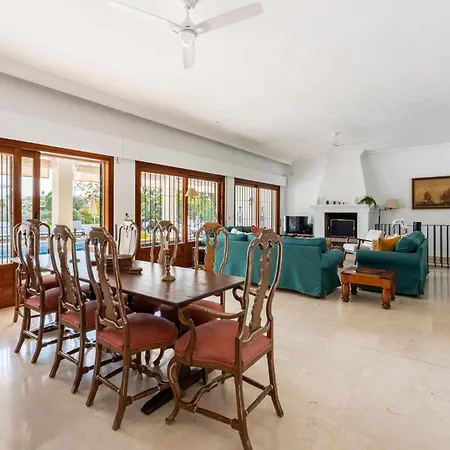 Villa Casa La Concha - Luxury 6 Bedroom In Marbella, Beautiful Mountain View, Heated Swimming Pool, 15min Walk To Puerto Banus Beaches, Sleeps Up To 12 *