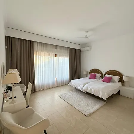 Villa Casa La Concha - Luxury 6 Bedroom In Marbella, Beautiful Mountain View, Heated Swimming Pool, 15min Walk To Puerto Banus Beaches, Sleeps Up To 12 Marbella