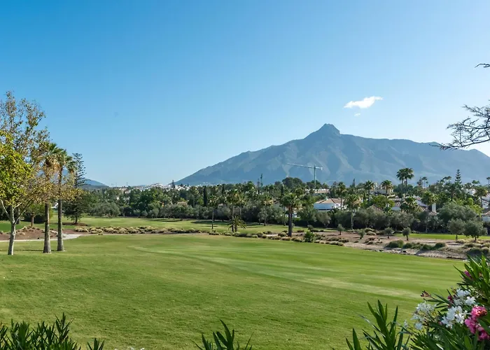 Casa La Concha - Luxury 6 Bedroom In Marbella, Beautiful Mountain View, Heated Swimming Pool, 15min Walk To Puerto Banus Beaches, Sleeps Up To 12 Villa Marbella