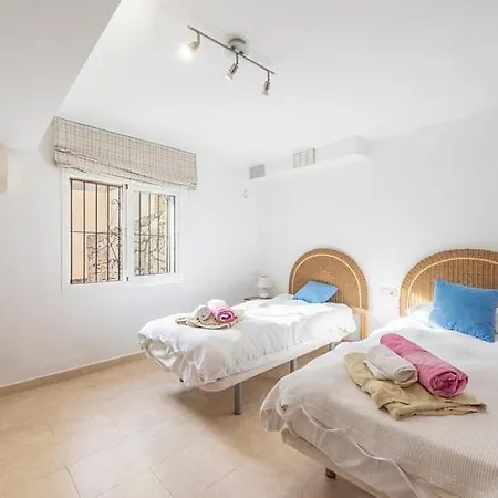 Casa La Concha - Luxury 6 Bedroom In Marbella, Beautiful Mountain View, Heated Swimming Pool, 15min Walk To Puerto Banus Beaches, Sleeps Up To 12 וילה