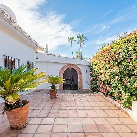 Casa La Concha - Luxury 6 Bedroom In Marbella, Beautiful Mountain View, Heated Swimming Pool, 15min Walk To Puerto Banus Beaches, Sleeps Up To 12