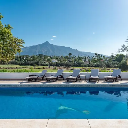 Casa La Concha - Luxury 6 Bedroom In Marbella, Beautiful Mountain View, Heated Swimming Pool, 15min Walk To Puerto Banus Beaches, Sleeps Up To 12