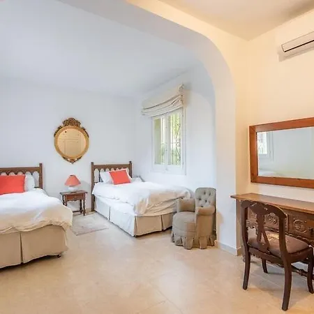 Casa La Concha - Luxury 6 Bedroom In Marbella, Beautiful Mountain View, Heated Swimming Pool, 15min Walk To Puerto Banus Beaches, Sleeps Up To 12 וילה מארבלה