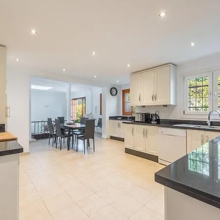 Casa La Concha - Luxury 6 Bedroom In Marbella, Beautiful Mountain View, Heated Swimming Pool, 15min Walk To Puerto Banus Beaches, Sleeps Up To 12 מארבלה