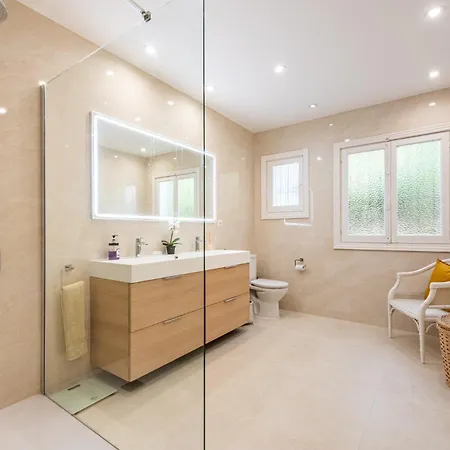 Casa La Concha - Luxury 6 Bedroom In Marbella, Beautiful Mountain View, Heated Swimming Pool, 15min Walk To Puerto Banus Beaches, Sleeps Up To 12 *