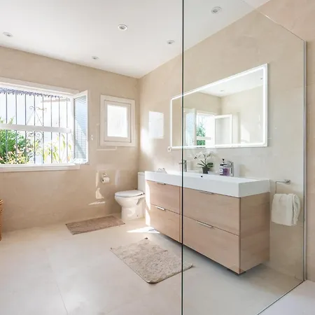 Casa La Concha - Luxury 6 Bedroom In Marbella, Beautiful Mountain View, Heated Swimming Pool, 15min Walk To Puerto Banus Beaches, Sleeps Up To 12 * מארבלה