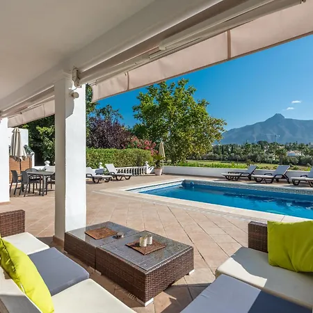 Casa La Concha - Luxury 6 Bedroom In Marbella, Beautiful Mountain View, Heated Swimming Pool, 15min Walk To Puerto Banus Beaches, Sleeps Up To 12 מארבלה