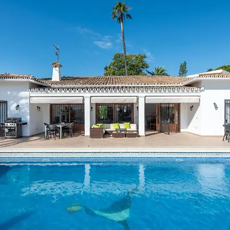 Casa La Concha - Luxury 6 Bedroom In Marbella, Beautiful Mountain View, Heated Swimming Pool, 15min Walk To Puerto Banus Beaches, Sleeps Up To 12 וילה מארבלה