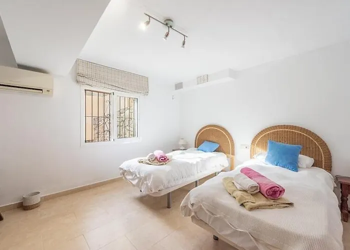 Casa La Concha - Luxury 6 Bedroom In Marbella, Beautiful Mountain View, Heated Swimming Pool, 15min Walk To Puerto Banus Beaches, Sleeps Up To 12 Villa