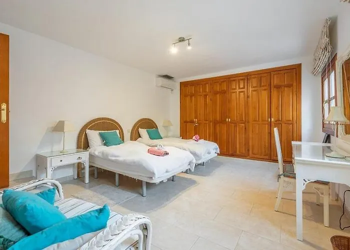 Casa La Concha - Luxury 6 Bedroom In Marbella, Beautiful Mountain View, Heated Swimming Pool, 15min Walk To Puerto Banus Beaches, Sleeps Up To 12 *