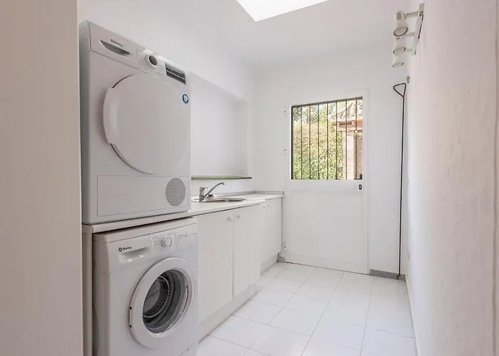 Casa La Concha - Luxury 6 Bedroom In Marbella, Beautiful Mountain View, Heated Swimming Pool, 15min Walk To Puerto Banus Beaches, Sleeps Up To 12 Villa