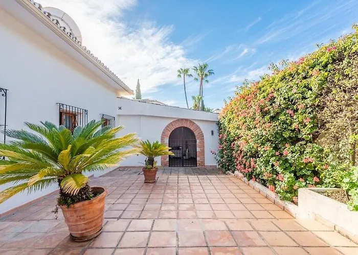 Casa La Concha - Luxury 6 Bedroom In Marbella, Beautiful Mountain View, Heated Swimming Pool, 15min Walk To Puerto Banus Beaches, Sleeps Up To 12