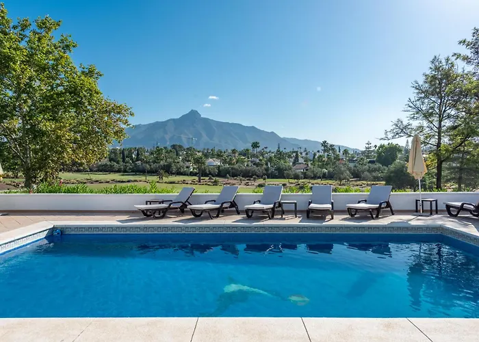 Casa La Concha - Luxury 6 Bedroom In Marbella, Beautiful Mountain View, Heated Swimming Pool, 15min Walk To Puerto Banus Beaches, Sleeps Up To 12