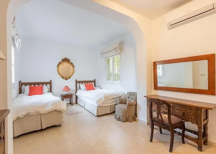 Casa La Concha - Luxury 6 Bedroom In Marbella, Beautiful Mountain View, Heated Swimming Pool, 15min Walk To Puerto Banus Beaches, Sleeps Up To 12 Villa Marbella