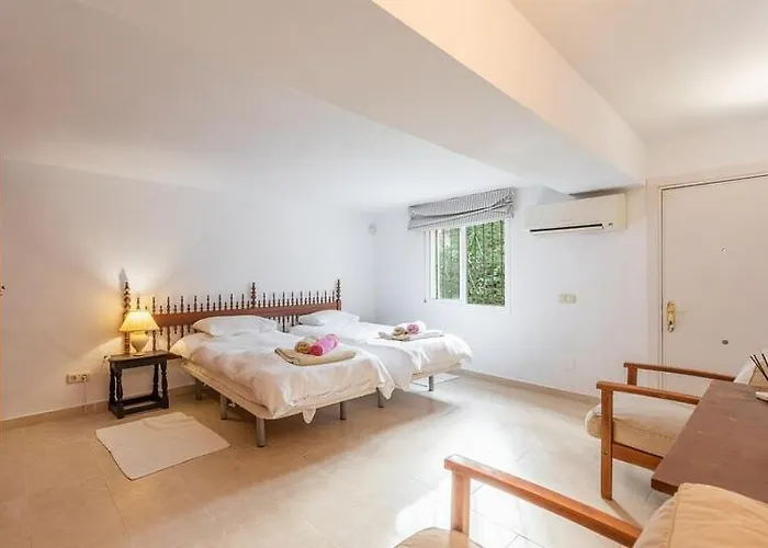 Casa La Concha - Luxury 6 Bedroom In Marbella, Beautiful Mountain View, Heated Swimming Pool, 15min Walk To Puerto Banus Beaches, Sleeps Up To 12 Villa