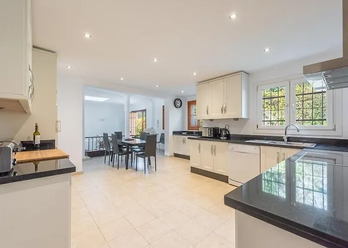 Casa La Concha - Luxury 6 Bedroom In Marbella, Beautiful Mountain View, Heated Swimming Pool, 15min Walk To Puerto Banus Beaches, Sleeps Up To 12 Marbella