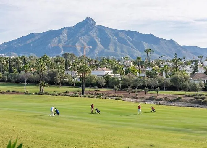 Villa Casa La Concha - Luxury 6 Bedroom In Marbella, Beautiful Mountain View, Heated Swimming Pool, 15min Walk To Puerto Banus Beaches, Sleeps Up To 12