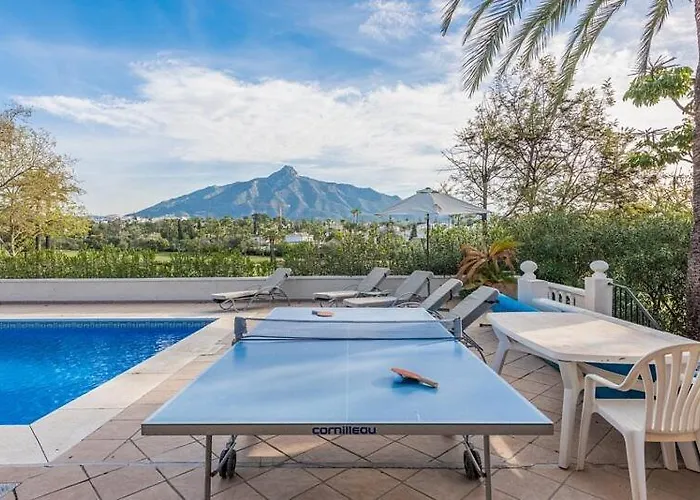 Casa La Concha - Luxury 6 Bedroom In Marbella, Beautiful Mountain View, Heated Swimming Pool, 15min Walk To Puerto Banus Beaches, Sleeps Up To 12 *