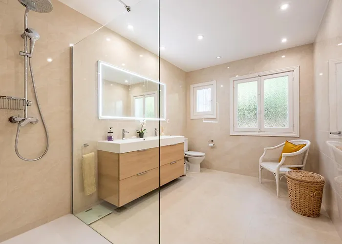 Casa La Concha - Luxury 6 Bedroom In Marbella, Beautiful Mountain View, Heated Swimming Pool, 15min Walk To Puerto Banus Beaches, Sleeps Up To 12 *