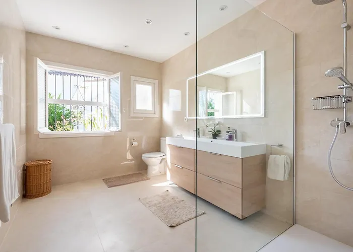 Casa La Concha - Luxury 6 Bedroom In Marbella, Beautiful Mountain View, Heated Swimming Pool, 15min Walk To Puerto Banus Beaches, Sleeps Up To 12 * Marbella