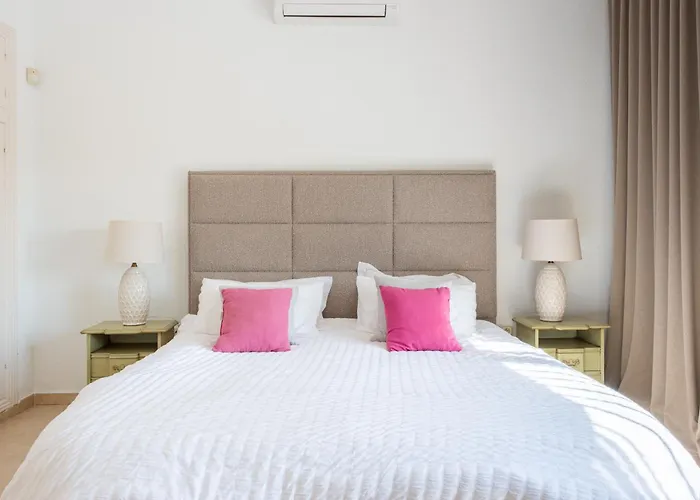 Villa Casa La Concha - Luxury 6 Bedroom In Marbella, Beautiful Mountain View, Heated Swimming Pool, 15min Walk To Puerto Banus Beaches, Sleeps Up To 12