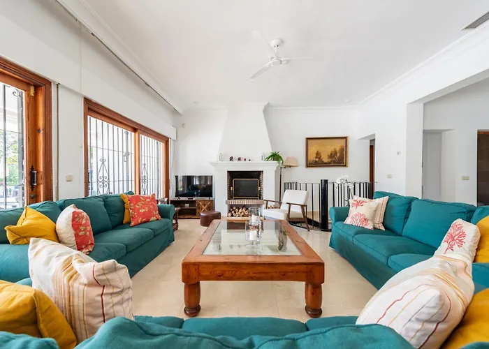 Casa La Concha - Luxury 6 Bedroom In Marbella, Beautiful Mountain View, Heated Swimming Pool, 15min Walk To Puerto Banus Beaches, Sleeps Up To 12 Villa