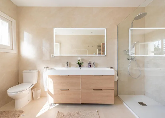 Casa La Concha - Luxury 6 Bedroom In Marbella, Beautiful Mountain View, Heated Swimming Pool, 15min Walk To Puerto Banus Beaches, Sleeps Up To 12 Villa *