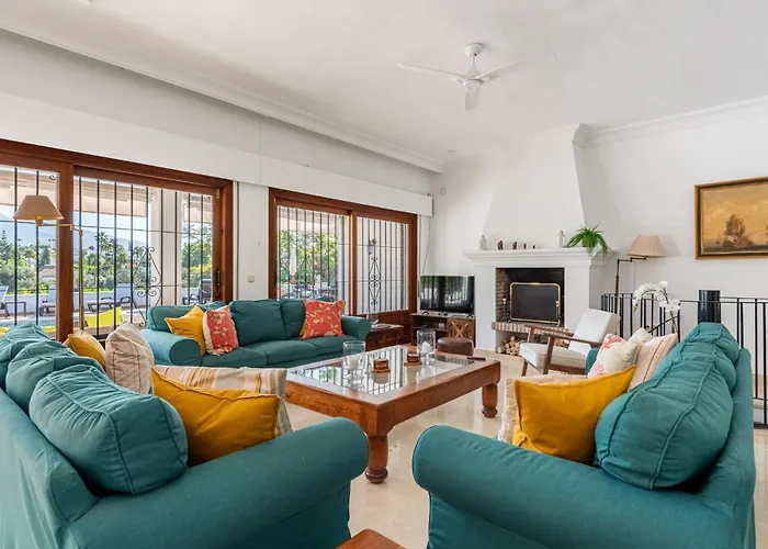 Casa La Concha - Luxury 6 Bedroom In Marbella, Beautiful Mountain View, Heated Swimming Pool, 15min Walk To Puerto Banus Beaches, Sleeps Up To 12 * Marbella