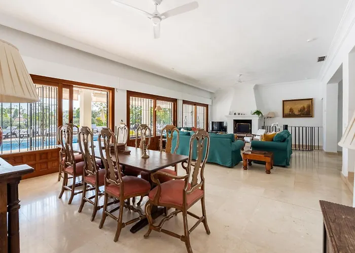 Villa Casa La Concha - Luxury 6 Bedroom In Marbella, Beautiful Mountain View, Heated Swimming Pool, 15min Walk To Puerto Banus Beaches, Sleeps Up To 12 *