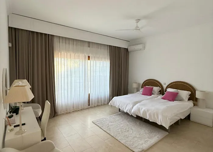 Villa Casa La Concha - Luxury 6 Bedroom In Marbella, Beautiful Mountain View, Heated Swimming Pool, 15min Walk To Puerto Banus Beaches, Sleeps Up To 12 Marbella